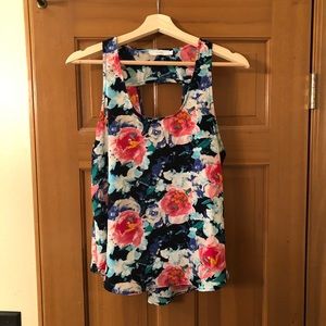Floral sleeveless blouse with cutout